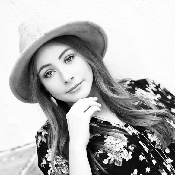 Meet your Posher, Madison - Picture 1 of 1